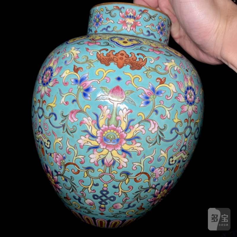 清嘉庆 松石绿地粉彩缠枝花卉纹罐 - 图4